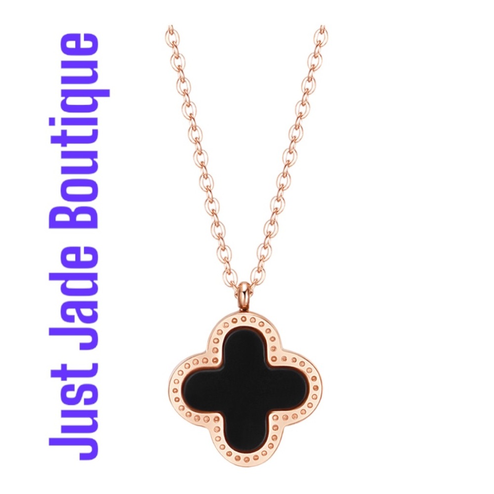FOUR LEAF CLOVER NECKLACE
GOLD AND BLACK LUXURY LOOK